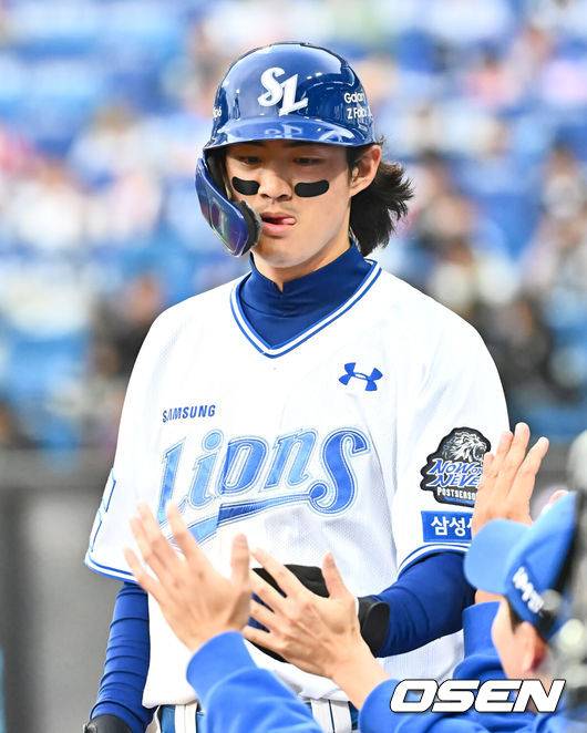 [OSEN=대구, 이석우 기자] 13일 대구 삼성라이온즈파크에서 2024 신한 SOL뱅크 KBO 포스트시즌 플레이오프 삼성 라이온즈와 LG 트윈스의 1차전 경기가 열렸다. 홈팀 삼성은 레예스를 선발로, 방문팀 LG는 최원태를 선발로 투입했다.삼성 라이온즈 구자욱이 8회말 2사 만루 이재현 타석때 LG 트윈스 김대현의 폭투에 득점을 올리고 하이파이브를 하고 있다. 2024.10.13 / foto0307@osen.co.kr