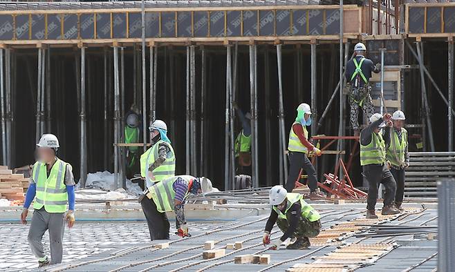 근로자들이 뙤약볕 아래서 공사를 진행하고 있다. 뉴스1
