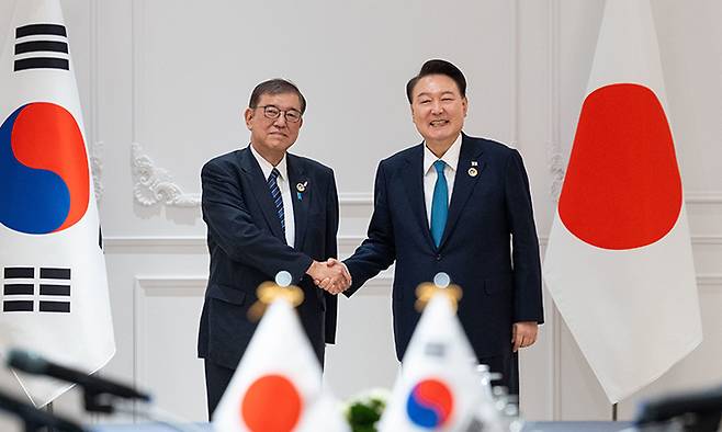 윤석열 대통령이 10일(현지시간) 라오스 비엔티안의 한 호텔에서 열린 한일 정상회담에서 이시바 시게루 일본 신임 총리와 악수하며 기념촬영을 하고 있다. 대통령실 제공