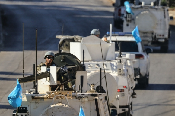 12일(현지시간) 레바논 남부 마르자윤에서 유엔평화유지군(UNIFIL) 차량이 순찰하고 있다. 2024.10.12 AFP 연합뉴스