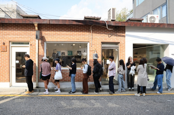 지난 11일 오후 소설가 한강이 대표로 있는 서울 종로구 독립서점 ‘책방오늘’ 앞에 영업 시작을 기다리는 시민들이 줄을 서고 있다. 2024.10.11. 연합뉴스