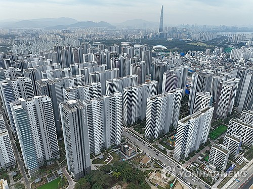 13일 오전 입주를 45일 앞둔 서울 강동구 올림픽파크포레온 단지 모습. 연합뉴스