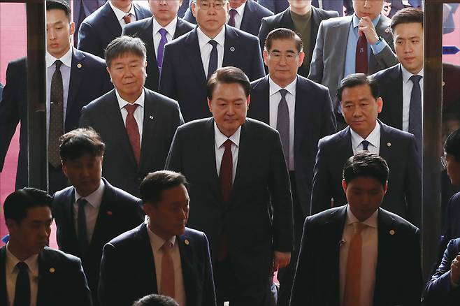 윤석열 대통령이 10월31일 2024년도 예산안 시정연설을 위해 국회 본청으로 들어서는 가운데 김대기 당시 비서실장(윤 대통령 왼쪽) 등 참모들과 경호원들, 이광재 국회 사무총장(윤 대통령 오른쪽)이 함께 입장하고 있다. ⓒ시사저널 이종현