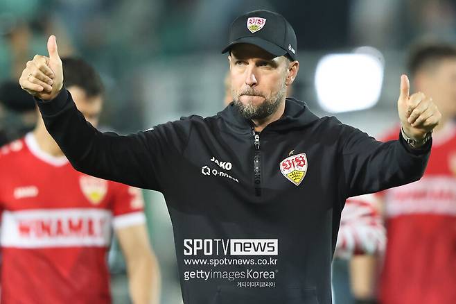 ▲ VfB 슈투가르트 세바스티안 회네스 감독. 지난 시즌 중위권 전력으로 평가받은 슈투트가르트를 분데스리가 2위에 올려놓으며 독일과 유럽 축구계가 주목하는 감독으로 떠올랐다. 맨체스터 유나이티드가 접근했지만, 감독 제안을 거절한 것으로 드러났다.