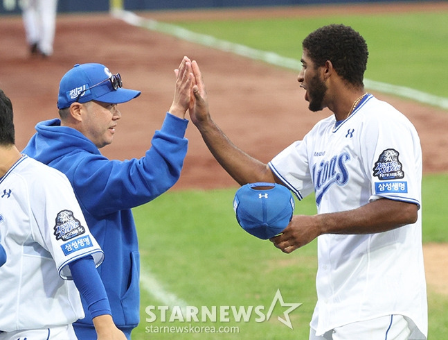 박진만 삼성 감독(왼쪽)이 13일 PO 1차전 승리 후 디아즈와 하이파이브를 하고 있다. /사진=김진경 대기자