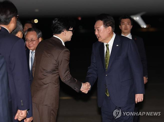 윤석열 대통령, 국민의힘 한동훈 대표와 악수 (성남=연합뉴스) 진성철 기자 = 윤석열 대통령이 11일 성남 서울공항에서 필리핀, 싱가포르 국빈 방문 및 라오스 아세안 정상회의를 마치고 귀국하며 마중 나온 국민의힘 한동훈 대표와 악수하고 있다. 2024.10.11 zjin@yna.co.kr