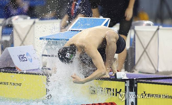 황선우 전국체전 200ｍ 자유형 준비 (창원=연합뉴스) 김동민 기자 = 14일 오후 경남 창원시 성산구 창원실내수영장에서 열린 제105회 전국체육대회(전국체전) 남자 수영 자유형 200ｍ 결승에서 황선우(강원)가 경기 전 얼굴 등에 물을 적시고 있다. 2024.10.14 image@yna.co.kr