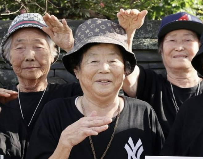 (가운데) ‘수니와칠공주’ 멤버 서무석 할머니./(사진=연합뉴스)