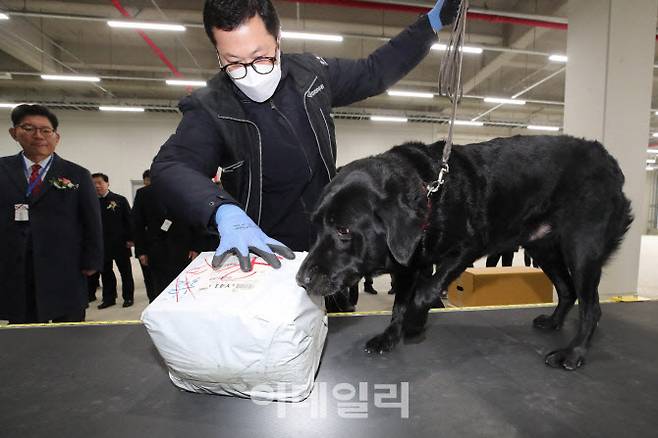 [이데일리 이영훈 기자] ‘인천세관 통합검사센터 준공식’이 19일 오후 인천시 송도동 인천세관 통합검사센터에서 열린 가운데 마약탐지견이 마약탐지 시연을 선보이고 있다.