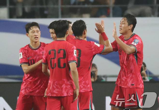 15일 오후 경기 용인시 처인구 용인미르스타디움에서 열린 2026 국제축구연맹(FIFA) 북중미 월드컵 아시아 3차 예선 B조 4차전 대한민국과 이라크의 경기, 선제골을 넣은 대한민국 오세훈이 동료들과 기뻐하고 있다. 2024.10.15/뉴스1 ⓒ News1 김영운 기자