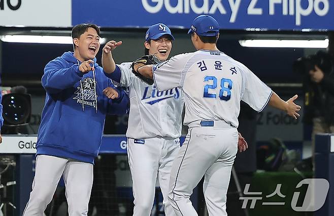 15일 오후 대구 삼성라이온즈파크에서 열린 프로야구 '2024 신한 SOL 뱅크 KBO 포스트시즌' 플레이오프 2차전 LG 트윈스와 삼성 라이온즈의 경기, 삼성 선발 원태인이 7회초 2사 만루에서 실점 없이 이닝을 막은 김윤수와 포옹을 나누고 있다. 2024.10.15/뉴스1 ⓒ News1 김진환 기자