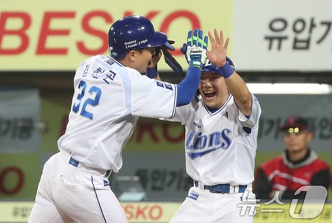 15일 오후 대구 삼성라이온즈파크에서 열린 프로야구 '2024 신한 SOL 뱅크 KBO 포스트시즌' 플레이오프 2차전 LG 트윈스와 삼성 라이온즈의 경기, 7회말 무사 1루 상황 삼성 2번타자 김헌곤이 2점홈런을 친 뒤 기뻐하고 있다. 2024.10.15/뉴스1 ⓒ News1 공정식 기자