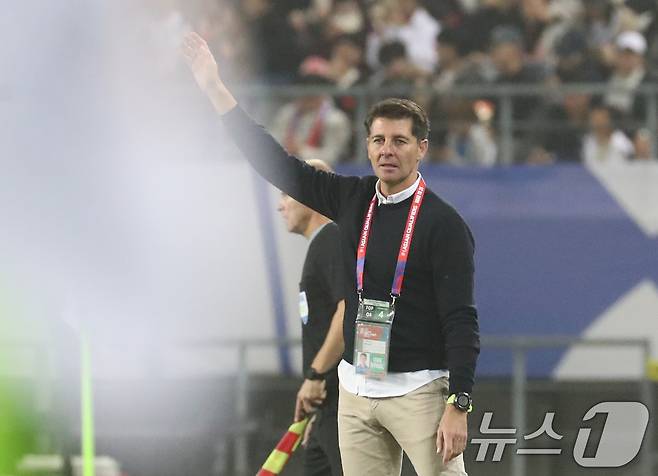 15일 오후 경기 용인시 처인구 용인미르스타디움에서 열린 2026 국제축구연맹(FIFA) 북중미 월드컵 아시아 3차 예선 B조 4차전 대한민국과 이라크의 경기, 이라크 헤수스 카사스 감독이 작전 지시를 하고 있다. 2024.10.15/뉴스1 ⓒ News1 김영운 기자