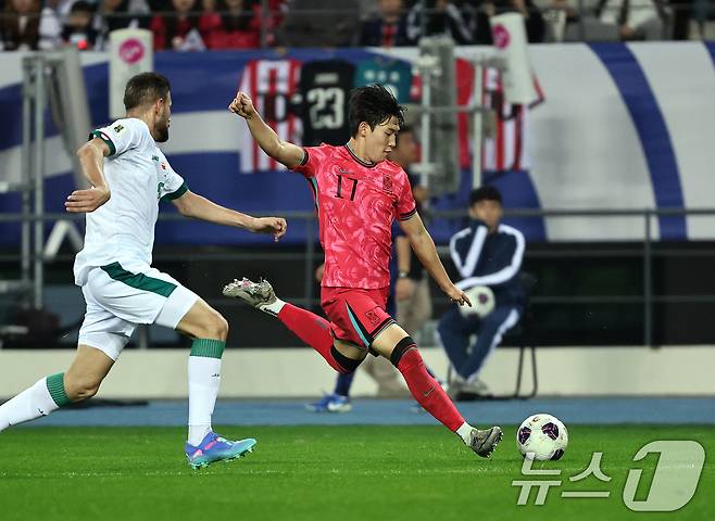 15일 오후 경기 용인시 처인구 용인미르스타디움에서 열린 2026 국제축구연맹(FIFA) 북중미 월드컵 아시아 3차 예선 B조 4차전 대한민국과 이라크의 경기에서 대한민국 배준호가 크로스를 올리고 있다. 2024.10.15/뉴스1 ⓒ News1 구윤성 기자