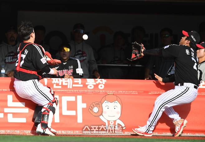 LG 박동원(왼쪽)과 문보경이 수원 KT위즈파크에서 열린 KBO 준플레이오프 4차전 4회말 로하스의 파울타구를 잡기위해 달려갔지만 놓치고 있다. 수원 | 최승섭기자 thunder@sportsseoul.com