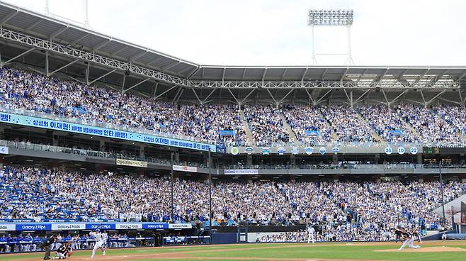 13일 대구삼성라이온즈파크에서 삼성과 LG가 2024 KBO 플레이오프 1차전을 치르고 있다. 이날 경기는 2만3500석이 매진됐다. 사진 | 대구=연합뉴스