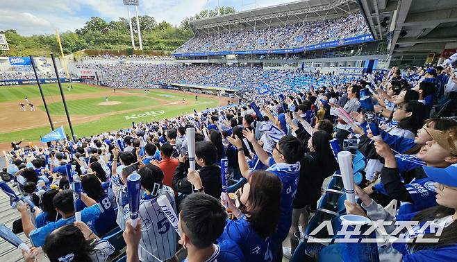 13일 대구 삼성라이온즈파크에서 열린 PO 1차전 삼성과 LG의 경기. 라이온즈파크를 가득 메운 삼성 야구팬들. 대구=송정헌 기자songs@sportschosun.com/2024.10.13/