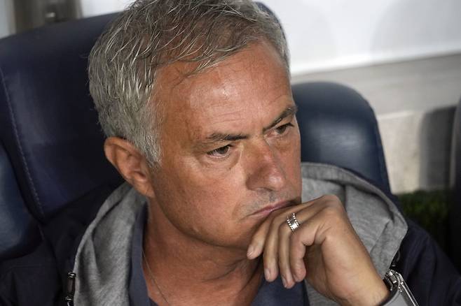 Fenerbahce's head coach Jose Mourinho prior to the Turkish Super Lig soccer match between Fenerbahce and Galatasaray  in Istanbul, Turkey, Saturday, Sept. 21, 2024. (AP Photo/Francisco Seco)







<저작권자(c) 연합뉴스, 무단 전재-재배포, AI 학습 및 활용 금지>