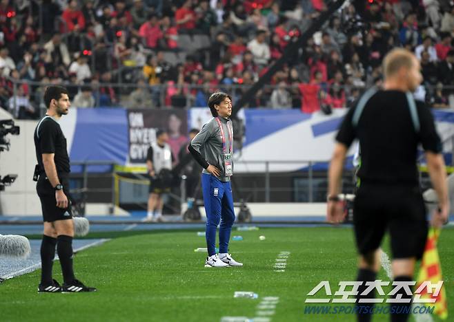 2026 FIFA 북중미월드컵 아시아 지역 3차 예선 B조 4차전 대한민국과 이라크의 경기가 용인미르스타디움에서 열렸다. 홍명보 감독이 경기를 지켜보고 있다. 용인=박재만 기자 pjm@sportschosun.com/2024.03.21/