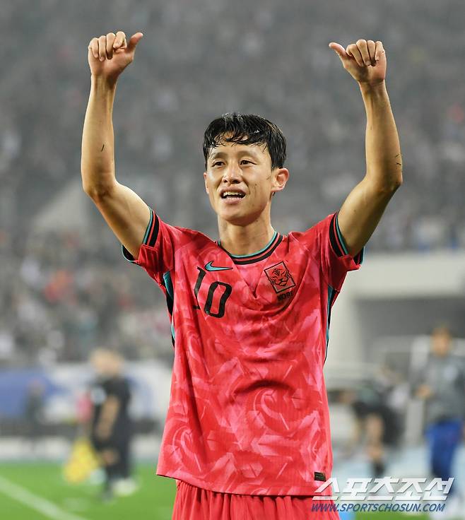 2026 FIFA 북중미월드컵 아시아 지역 3차 예선 B조 4차전 대한민국과 이라크의 경기가 15일 용인미르스타디움에서 열렸다. 이재성이 추가골을 넣은 뒤 이명재와 포옹을 나누고 있다. 용인=박재만 기자 pjm@sportschosun.com/2024.10.15/