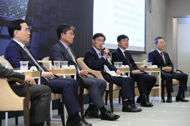 한국경제인협회(이하 ‘한경협’)는 14일 역대 산업부 장관을 초청해 ‘반도체 패권 탈환을 위한 한국의 과제’란 주제로 특별 대담회를 열었다. (왼쪽부터) 황철성 서울대 재료공학부 석좌교수, 이창양 전 산업부 장관, 윤상직 전 산업부 장관, 이윤호 전 지식경제부 장관, 성윤모 전 산업부 장관, 이종호 전 과기정통부 장관이 발표하고 있는 모습.(사진=한경협)