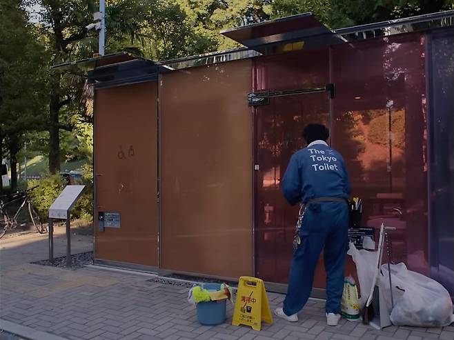 국내에 개봉한 영화 ‘퍼펙트 데이즈’의 한 장면.