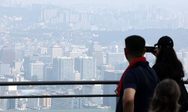 서울 남산에서 바라본 아파트 밀집지역 모습. 사진은 기사와 직접적 관계 없음. /뉴스1