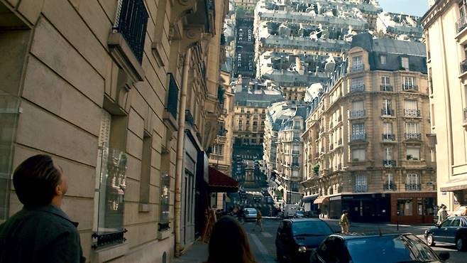 지난 2010년 개봉한 블록버스터 영화 ‘인셉션(Inception)’은 간단한 기계장치를 통해 다른 사람의 꿈속에 들어가 무의식에 자리잡은 생각을 훔치는 미래 세상을 그렸다. 영화 속 주인공들은 누군가의 꿈에 들어가서 대화를 나누기도 하고 잠을 자며 또 다른 꿈으로 들어가기도 한다.  /워너브러더스