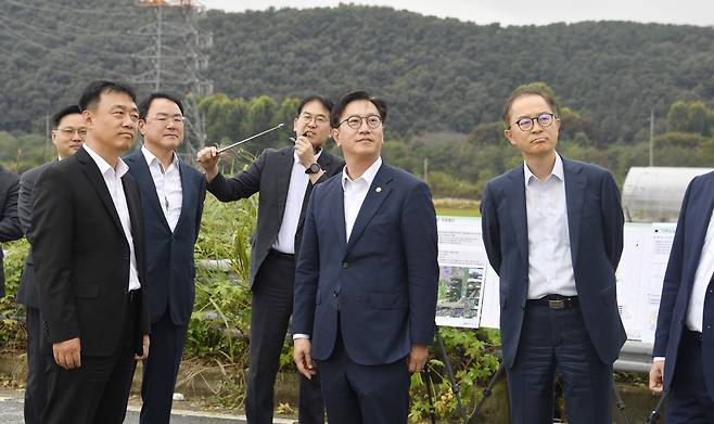 김범석 기획재정부 차관이 15일 오후 용인시 소재 삼성전자 국가산단 부지를 방문해 국가산단 부지 설명 및 조성 상황 브리핑을 듣고 있다. /기획재정부 제공