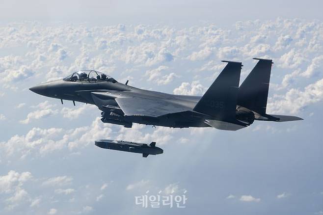 지상 표적을 향해 타우러스를 발사하고 있는 F-15K 전투기 ⓒ공군