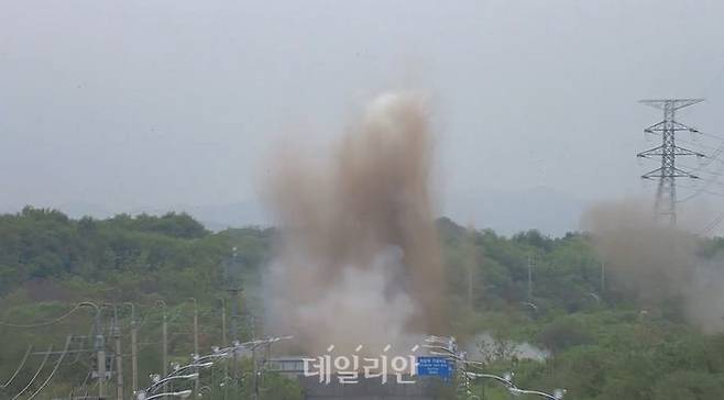 합동참모본부는 15일 북한군이 이날 12시경 경의선 및 동해선 일대에서 연결도로 차단 목적(추정)의 폭파행위를 자행했다며 현재는 중장비를 투입해 추가 작업을 진행 중이라고 전했다. 사진은 북한의 경의선 도로 폭파 장면. ⓒ합동참모본부