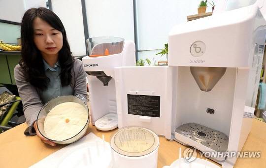 한국소비자원이 15일 오전 정부세종청사 공정거래위원회 기자실에서 시중에서 판매되고 있는 분유 제조기 6개 제품의 품질(조유농도 및 온도의 정확성 등), 에너지 소비량, 안전성 등을 시험·평가한 정보를 발표했다. 사진은 직원이 해당 제품을 살펴보는 모습. [연합뉴스]