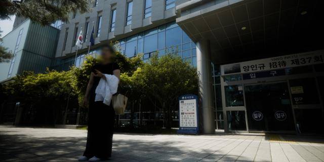 이선아씨가 지난달 9일 특정경제범죄가중처벌법상 사기 혐의로 구속기소된 무당의 공판을 보기 위해 창원지법 진주지원에 온 뒤 한국일보와 인터뷰하는 모습. 김용식 PD