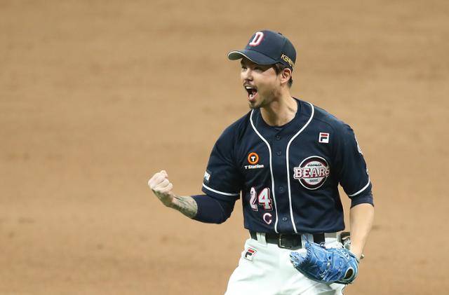 2019년 10월 26일 오후 서울 구로구 고척스카이돔에서 열린 2019 프로야구 한국시리즈 4차전 두산 베어스와 키움 히어로즈의 경기 7회말 1사 1루에서 두산 2루수 오재원이 환호하고 있다. 연합뉴스