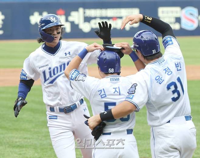 2024 프로야구 KBO 포스트시즌 삼성라이온즈와 LG트윈스의 플레이오프(PO) 1차전 경기가 13일 오후 대구삼성라이온즈파크에서 열렸다. 3회말 무사 1,3루 구자욱이 3점 홈런을 치고 홈인해 선행주자의 축하를 받고 있다. 대구=김민규 기자 mgkim1@edaily.co.kr /2024.10.13/