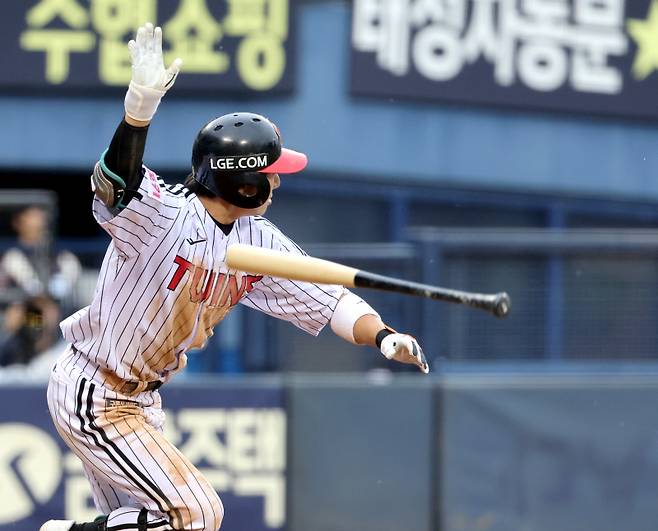 2024 프로야구 KBO 포스트시즌 LG트윈스와 kt위즈의 준플레이오프(준PO) 2차전 경기가 6일 오후 서울 잠실야구장에서 열렸다. 6회말 1사 만루 신민재가 상대 실책을 묶어 주자를 모두 불러들이는 싹쓸이 적시타를 치고 있다. 잠실=김민규 기자 mgkim1@edaily.co.kr /2024.10.06/