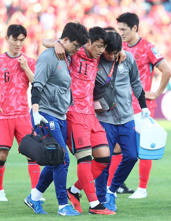 <yonhap photo-0434=""> 부축받으며 경기장 나가는 황희찬 (암만[요르단]=연합뉴스) 류영석 기자 = 10일(현지시간) 요르단 암만국제경기장에서 열린 2026 피파 북중미월드컵 아시아 3차 예선 3차전 한국과 요르단의 경기. 부상 당한 황희찬이 부축을 받으며 경기장을 나서고 있다. 2024.10.11 ondol@yna.co.kr/2024-10-11 02:19:51/ <저작권자 ⓒ 1980-2024 ㈜연합뉴스. 무단 전재 재배포 금지, AI 학습 및 활용 금지></yonhap>