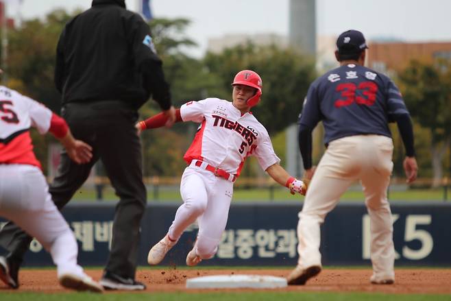 14일 롯데와의 연습경기에서 3루로 질주하는 김도영의 모습. 롯데 3루수는 주전 손호영이다. KIA 제공