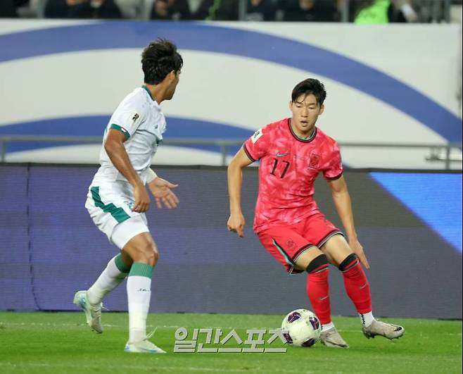 홍명보 감독이 이끄는 한국 축구대표팀이 15일 오후 용인미르스타디움에서 2026 북중미 월드컵 아시아지역 3차예선 이라크와 경기를 펼쳤다. 배준호가 크로스를 노리고있다. 용인=정시종 기자 capa@edaily.co.kr /2024.10.15.