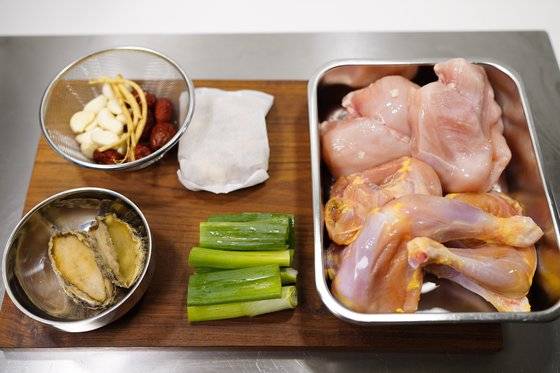 누룽지 삼계탕의 재료. 사진 홍여림