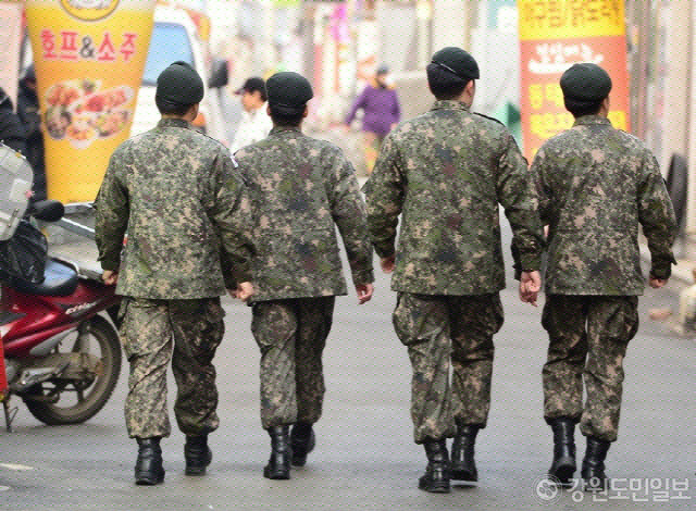 ▲ 외출 나온 강원도 접경지역 군장병들의 모습. 기사 내용과 관련 없는 사진.[강원도민일보 자료사진]