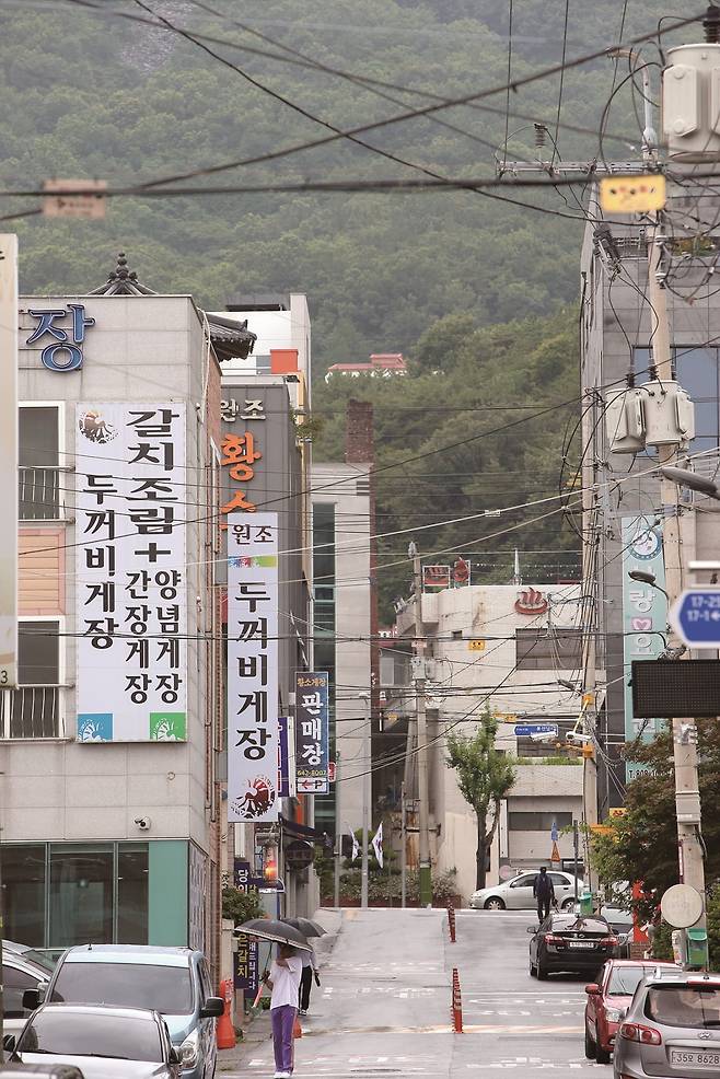 두꺼비게장과 황소식당을 중심으로 형성된 여수 봉산동 게장골목. 사진=손준석