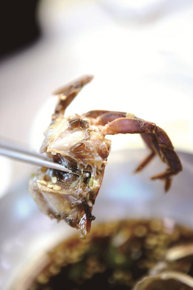 간장게장은 간장, 마늘, 대파, 생강 등의 재료를 넣어 담백한 맛이 일품이다. 사진=손준석