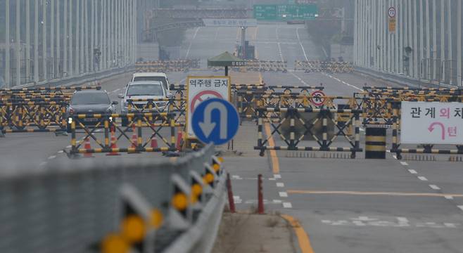 북한이 경의선·동해선 남북 연결도로 일부 구간을 폭파한 15일 오후 경기 파주시 통일대교 남단에서 차량이 임진강을 건너고 있다. 연합뉴스