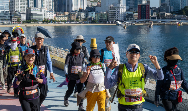 2024 가을 갈맷길 걷기 행사가 열린 13일 서구 송도해수욕장 일원에서 참가자들이 해변 산책로를 따라 걷고 있다. 이날 걷기 행사는 송도해수욕장에서 암남공원 일대까지 약 7km를 걷는 코스로 진행했다. / 이원준 기자windstorm@