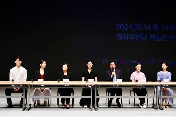 질의응답을 하고 있는 제작진과 단원들. 부산시 제공