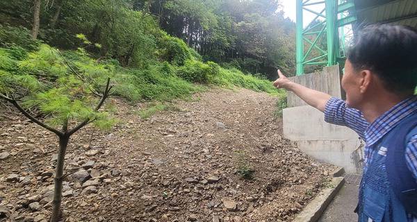 지난 14일 손석주 영화숙·재생원피해생존자협의회 대표가 진실·화해를위한과거사정리위원회의 유해 암매장 확인 현장에서 피해 아동들이 묻혔을 것으로 추정되는 곳을 가리키고 있다. 협의회 제공