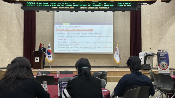 Jang Man-ik, a licensed visa administrative agent explains about visas during the First International Job and Visa Seminar held on Tuesday in Seongnam, Gyeonggi. [WOO JI-WON]