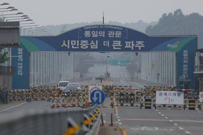  북한이 경의선·동해선 남북 연결도로 일부 구간을 폭파한 15일 오후 경기도 파주시 통일대교 남단에서 차량이 임진강을 건너고 있다. 