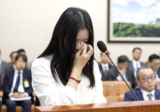 뉴진스 하니가 15일 서울 여의도 국회에서 열린 환경노동위원회 국정감사에서 눈물을 닦고 있다. 국회사진기자단